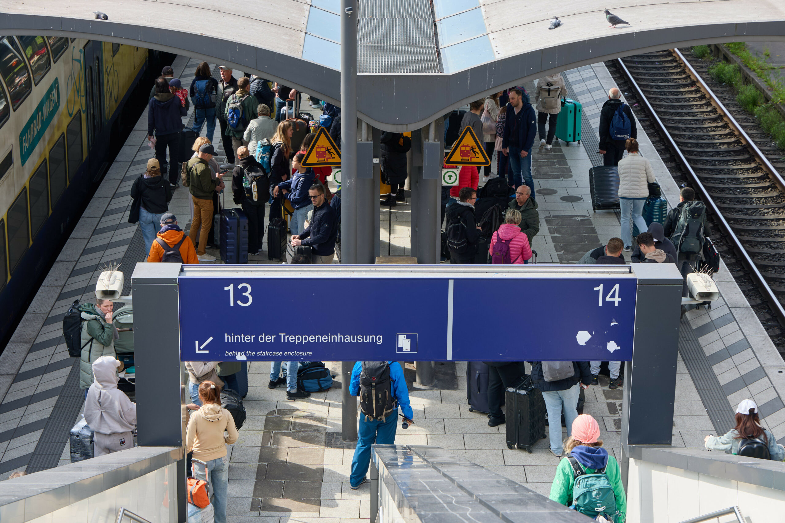 Reisende stehen auf dem Bahnsteig von Gleis 13 und 14 am Hamburger Hauptbahnhof. Bei einem Messerangriff am Freitag sind mehrere Menschen verletzt worden sind.