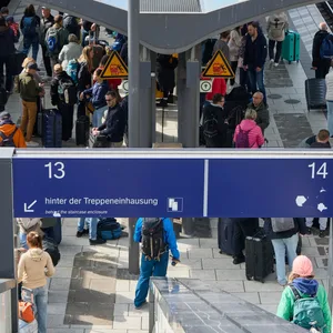 Reisende stehen auf dem Bahnsteig von Gleis 13 und 14 am Hamburger Hauptbahnhof. Bei einem Messerangriff am Freitag sind mehrere Menschen verletzt worden sind.