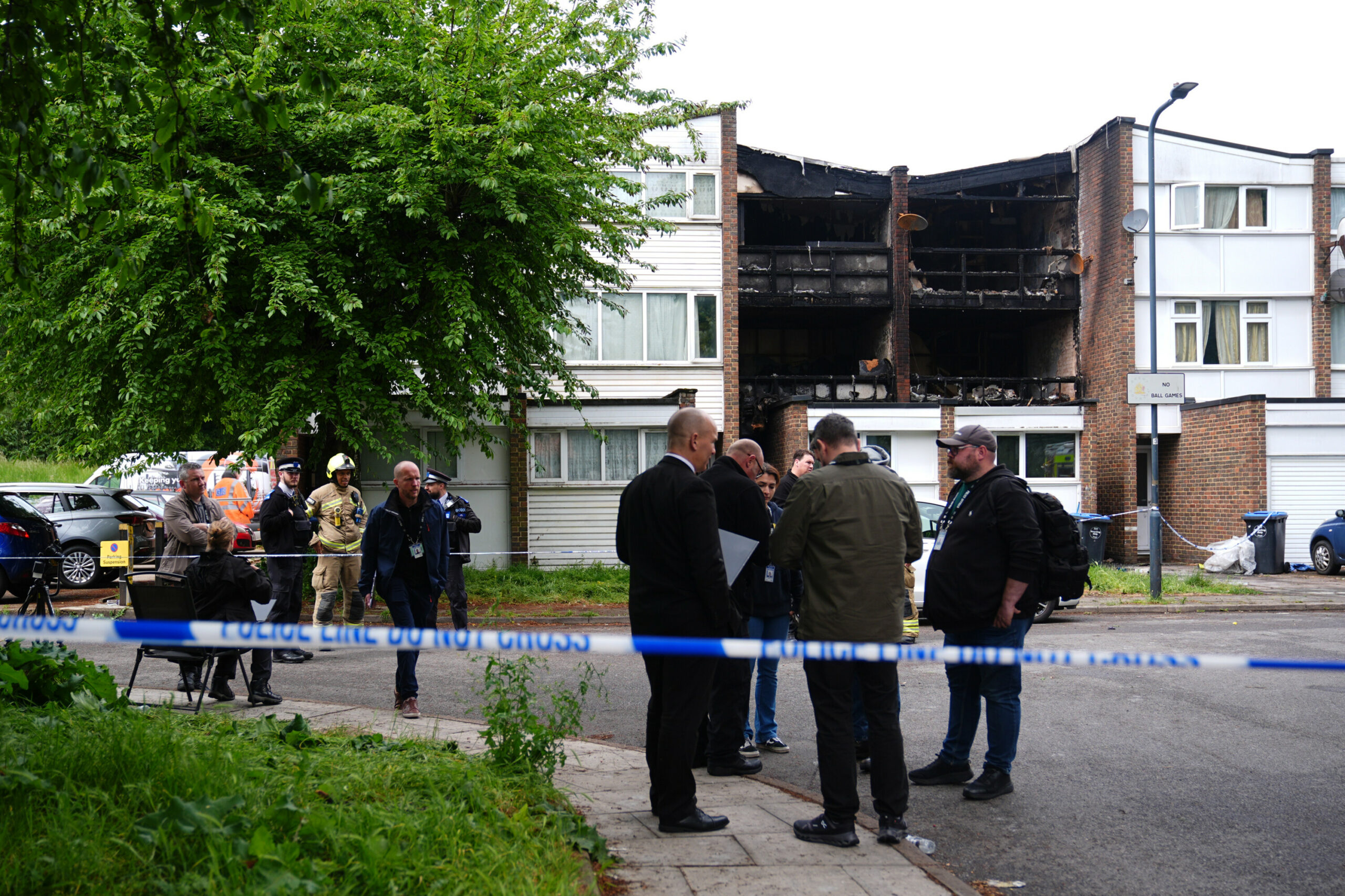 Einsatzkräfte an der Unglücksstelle in London.