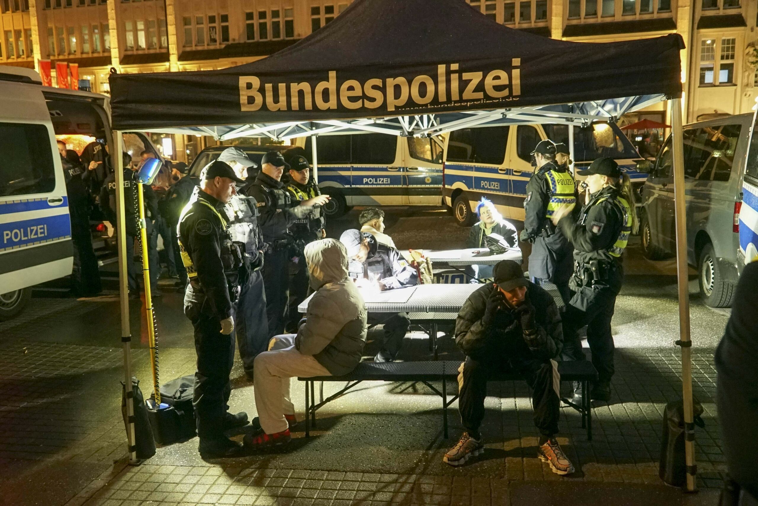 Eine Waffenkontrolle der Bundespolizei am Hauptbahnhof: Die Beamten müssen sich immer mehr mit Gewalt auseinandersetzen.