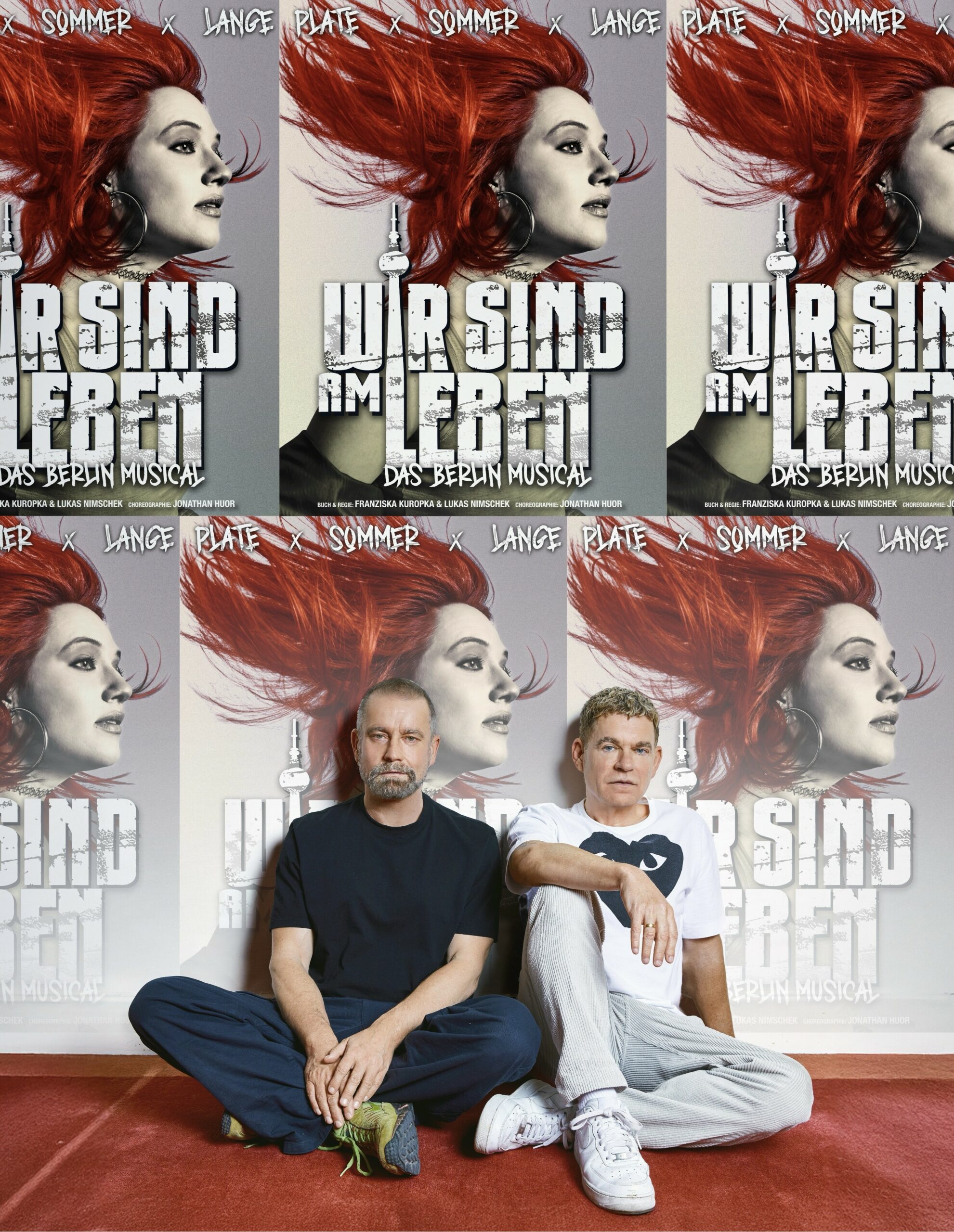 Peter Plate und Ulf Leo Sommer sitzen vor Plakaten ihres neuen Musical-Projekts. Der Rosenstolz-Musiker Peter Plate und Ulf Leo Sommer bringen 2026 ein neues Musical auf die Bühne.