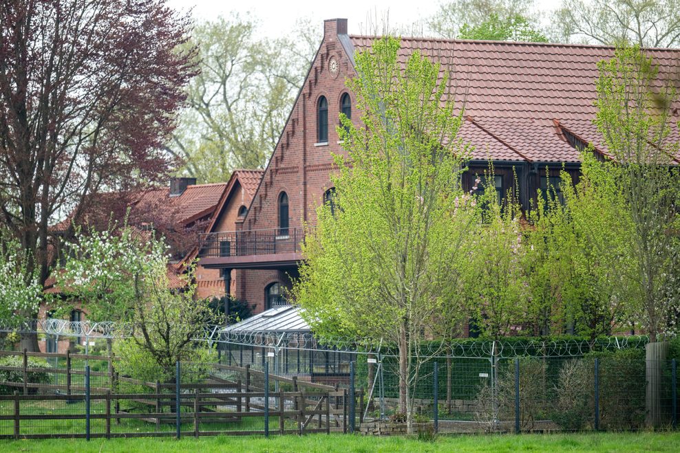 Stacheldrahtzäune sichern eine Reithalle, die zum Gerichtssaal für das Verfahren gegen die Ex-RAF-Terroristin Daniela Klette umgebaut wurde.
