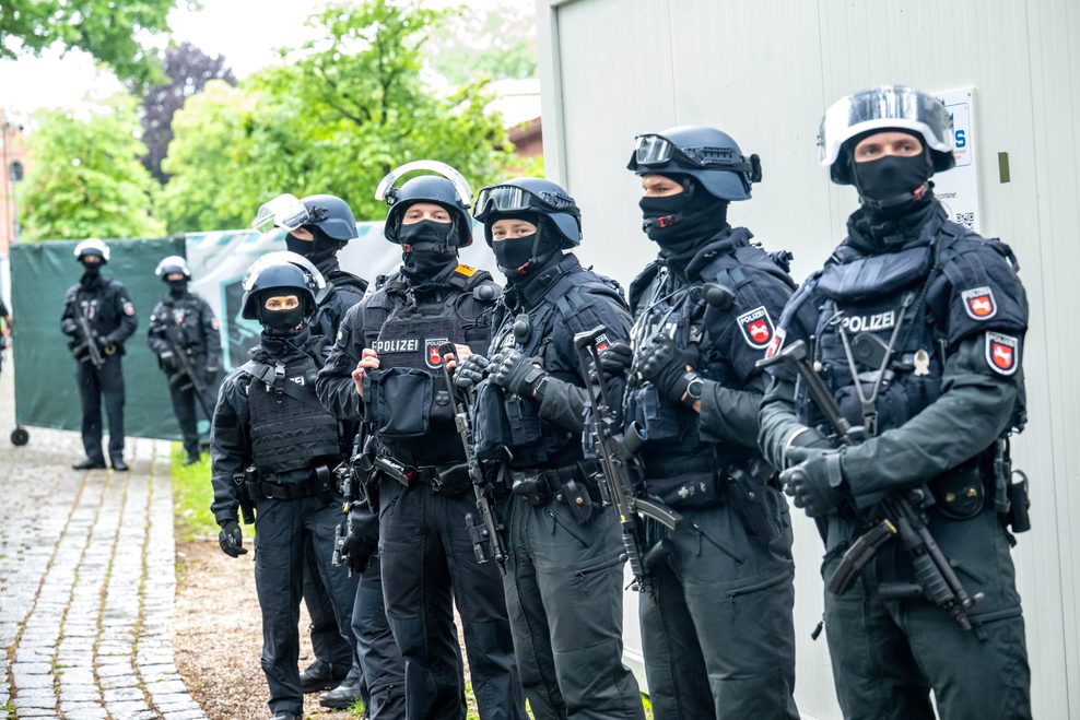Etliche schwer bewaffnete Polizisten sind vor Ort.