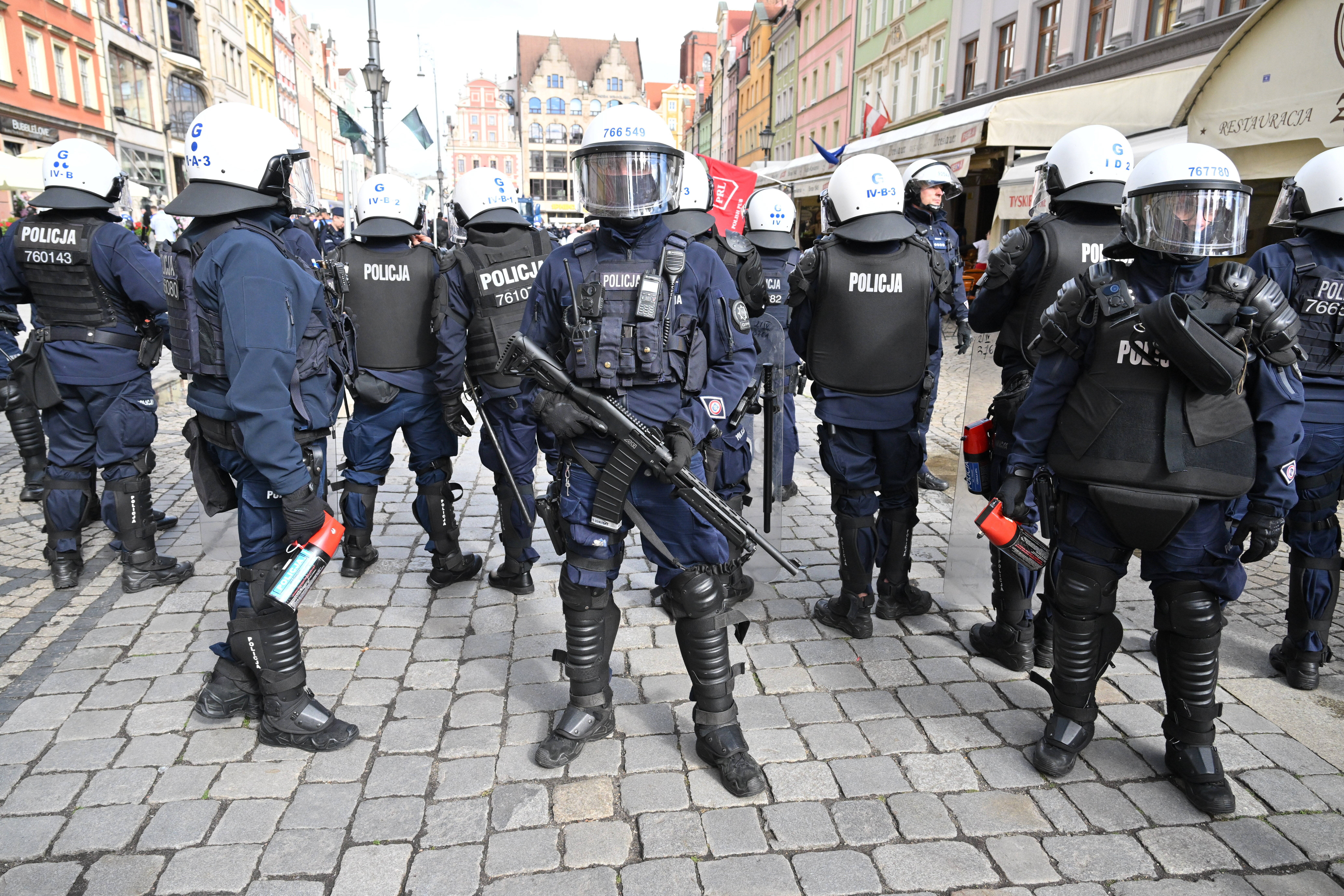 Polizisten stehen auf dem Marktplatz in Breslau