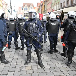 Polizisten stehen auf dem Marktplatz in Breslau