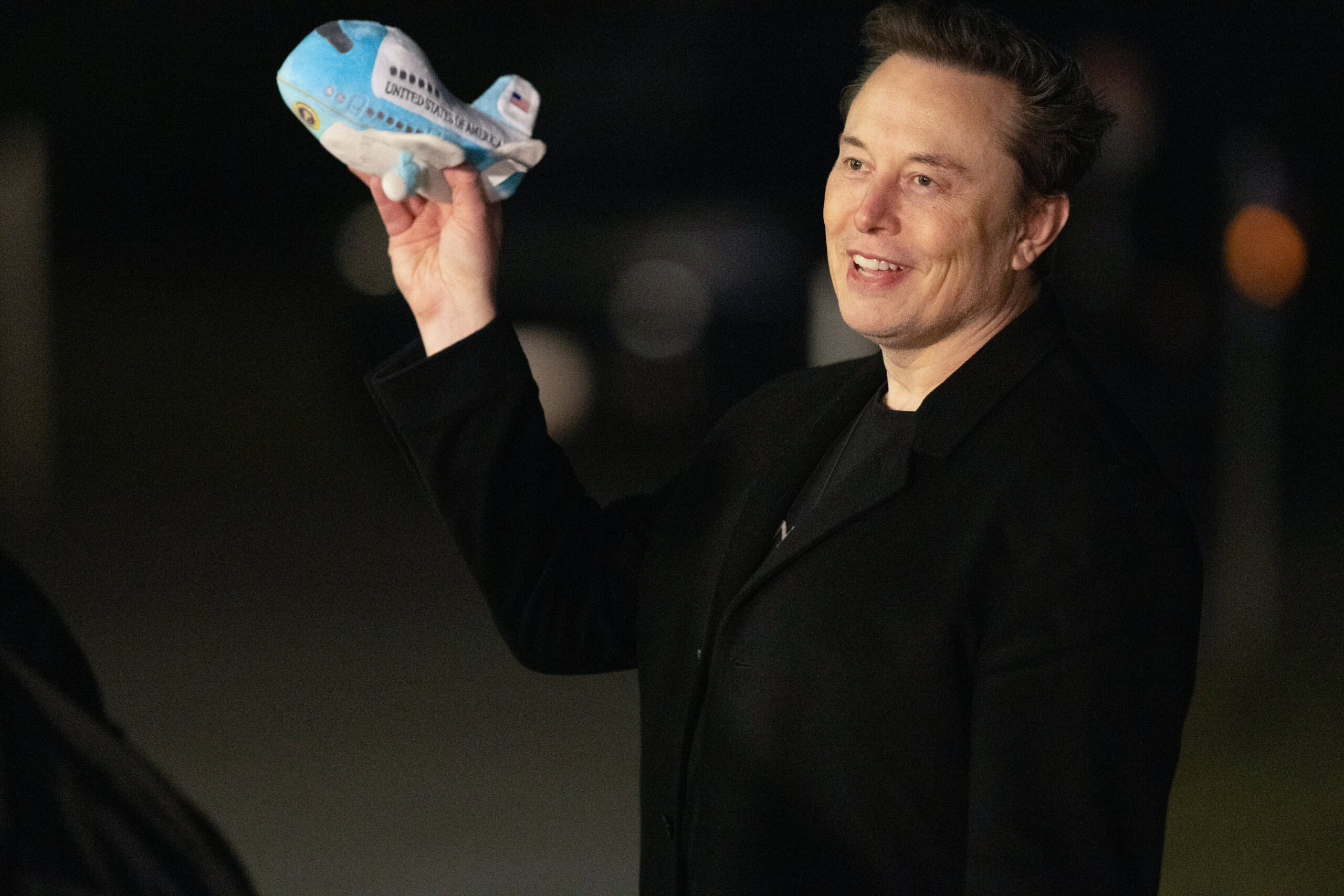 Elon Musk (hier mit einem Air-Force-One-Kuscheltier) hat sich aus dem Weißen Haus zurückgezogen.