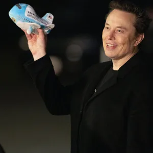 Elon Musk (hier mit einem Air-Force-One-Kuscheltier) hat sich aus dem Weißen Haus zurückgezogen.