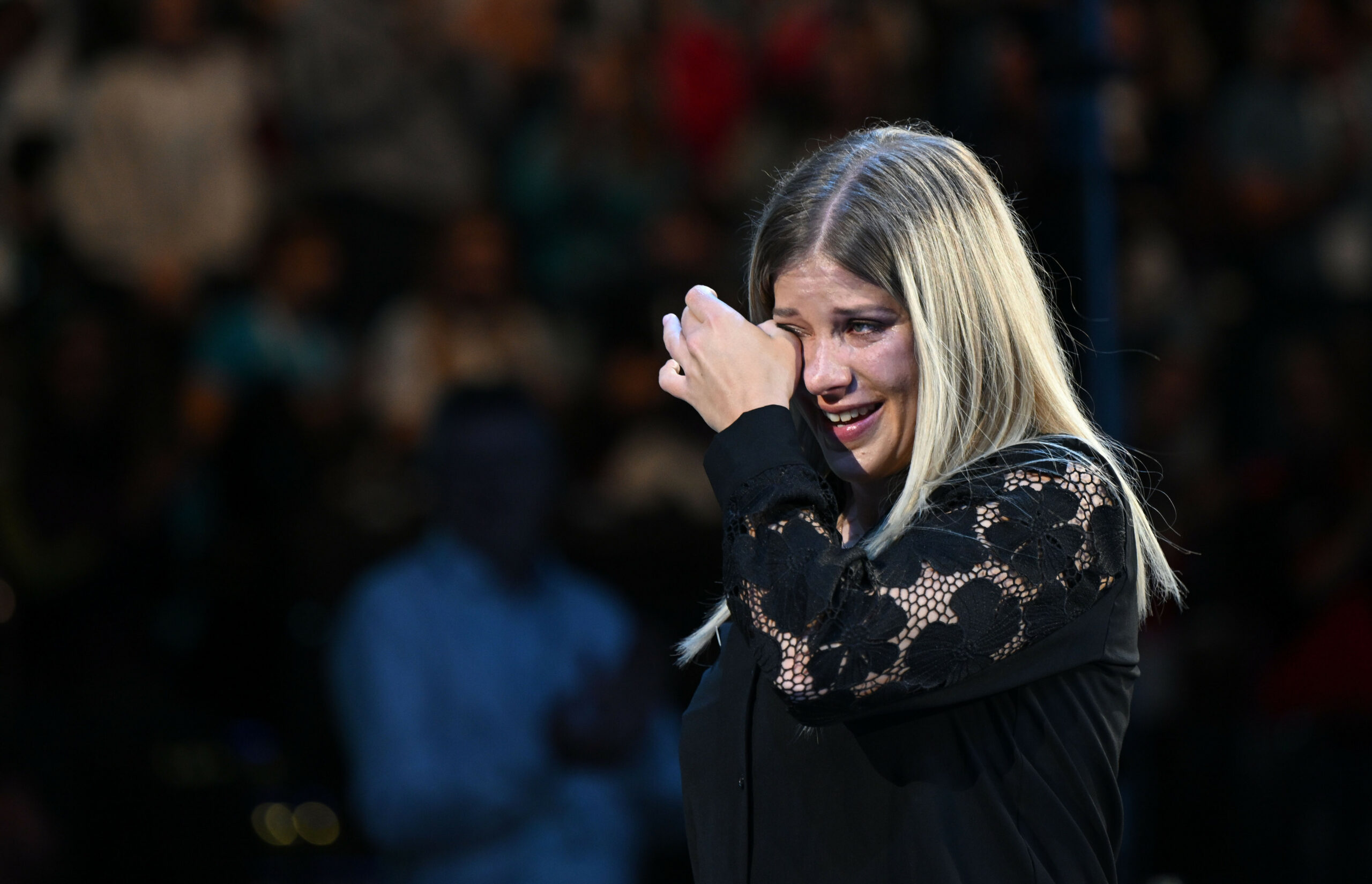 Elisabeth Seitz wischt sich die Tränen weg