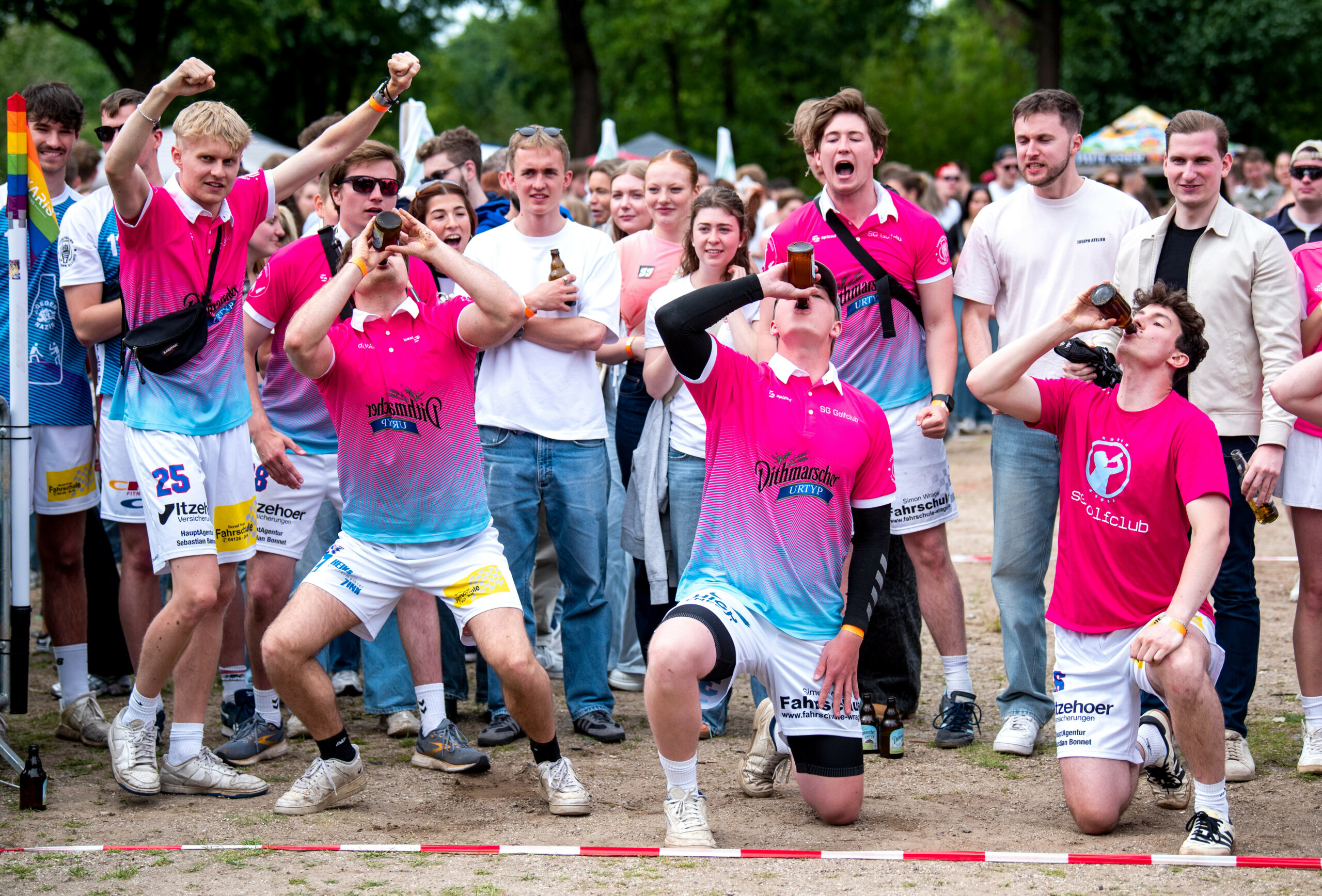 Teilnehmer der Flunkyball-Weltmeisterschaft trinken während des Spiels Bier.