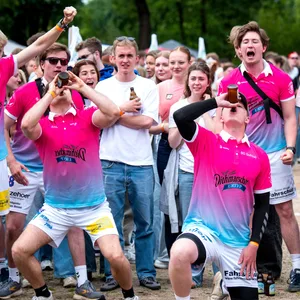 Teilnehmer der Flunkyball-Weltmeisterschaft trinken während des Spiels Bier.