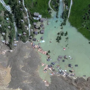 Durch den Gletscherabsturz hat sich der Fluss Lonza aufgestaut: Es droht eine verheerende Flutwelle.
