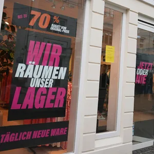 Das Modeunternehmen Gerry Weber schließt alle Filialen in Deutschland.