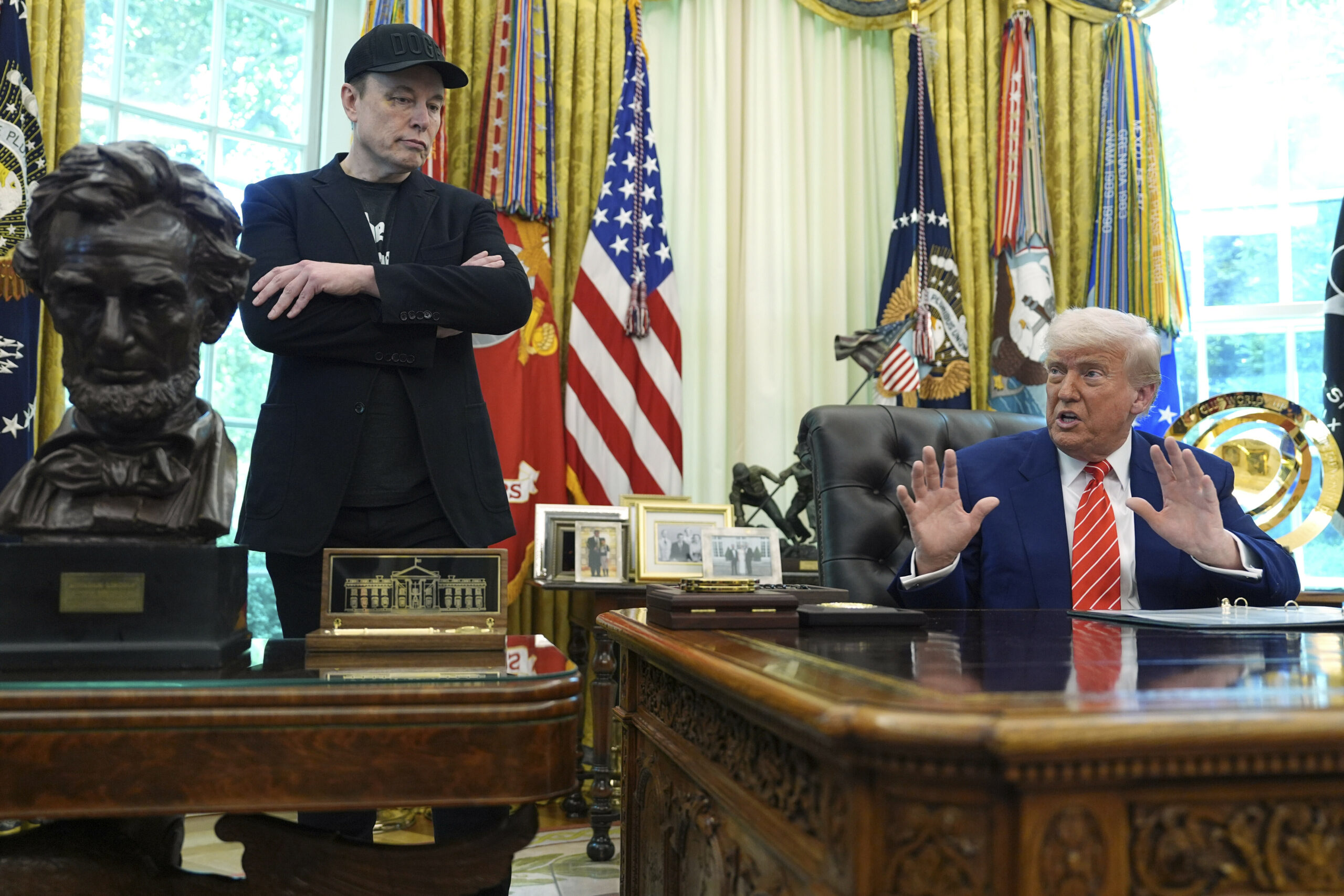 Trump und Musk während der Pressekonferenz im Weißen Haus.