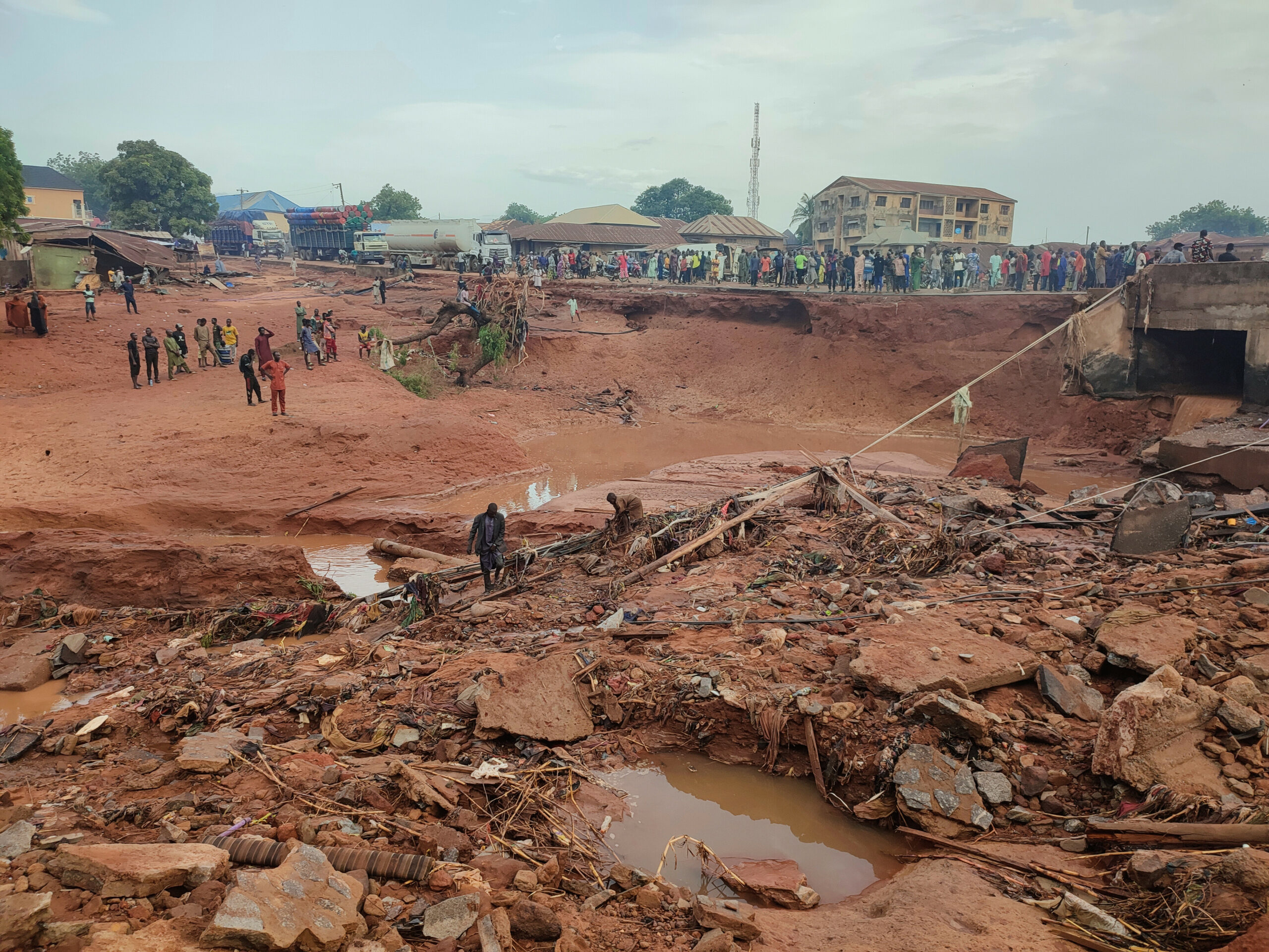 Menschen suchen in einem überfluteten Gebiet nach einem Regenguss in Mokwa, Nigeria.