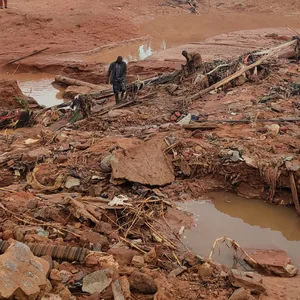 Menschen suchen in einem überfluteten Gebiet nach einem Regenguss in Mokwa, Nigeria.