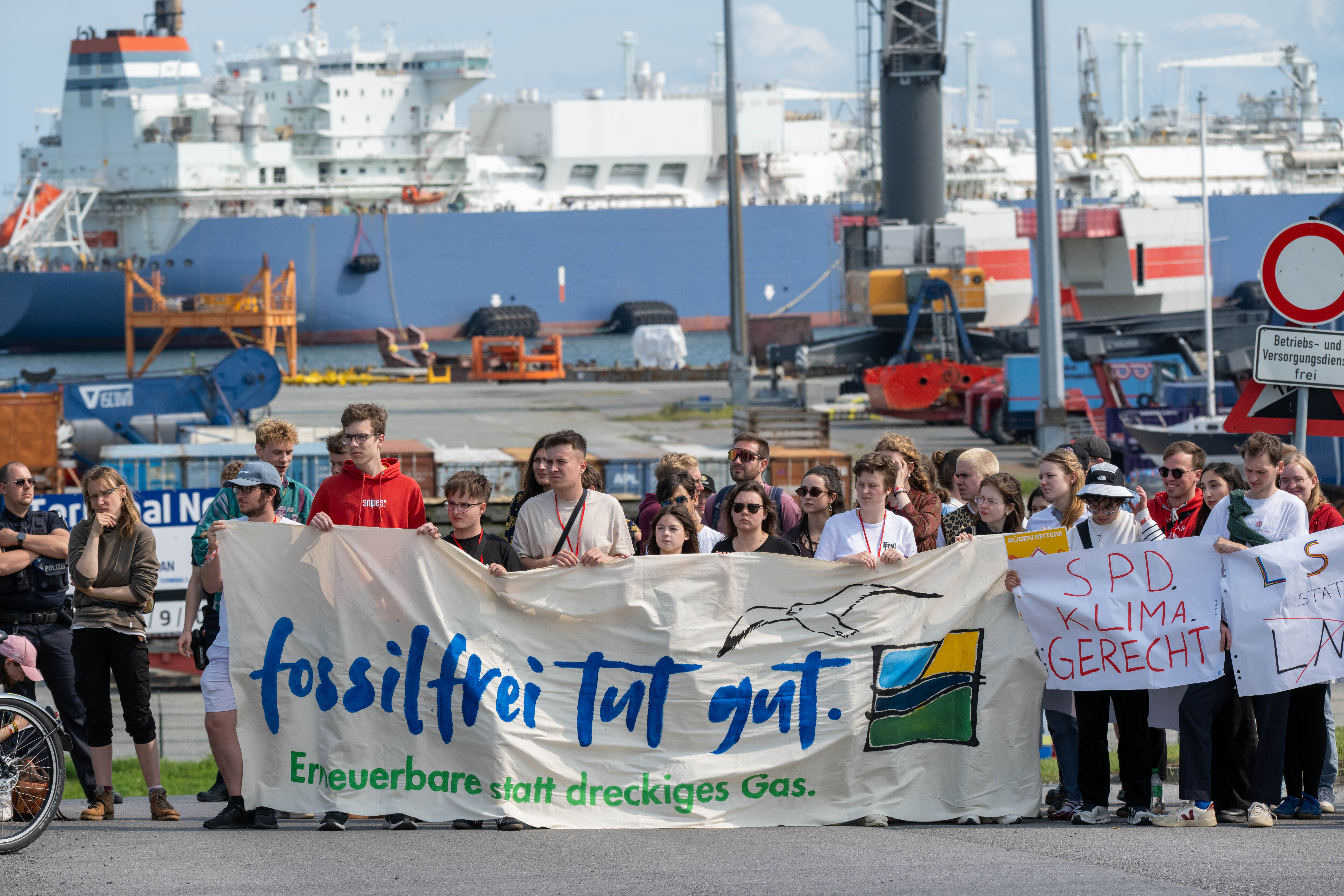 Demonstration von Fridays for Future und Jusos gegen das LNG Energie-Terminal „Deutsche Ostsee“.