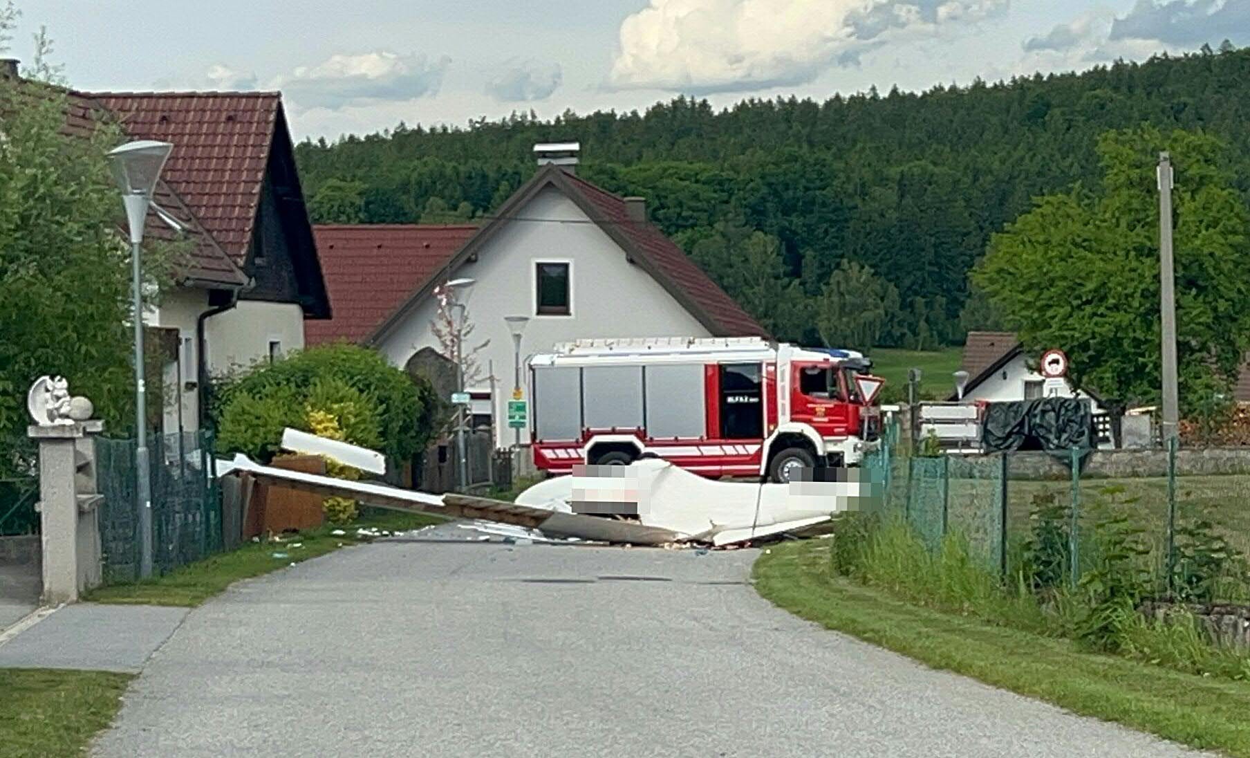 Das Segelflugzeug stürzte mitten in einem Wohngebiet ab, der Pilot konnte nur noch tot geborgen werden.