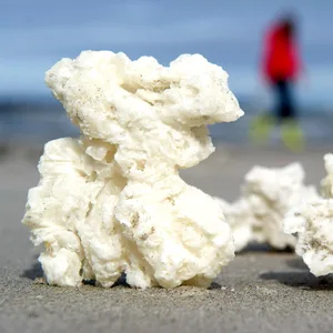 Paraffin am Strand der Insel Rügen
