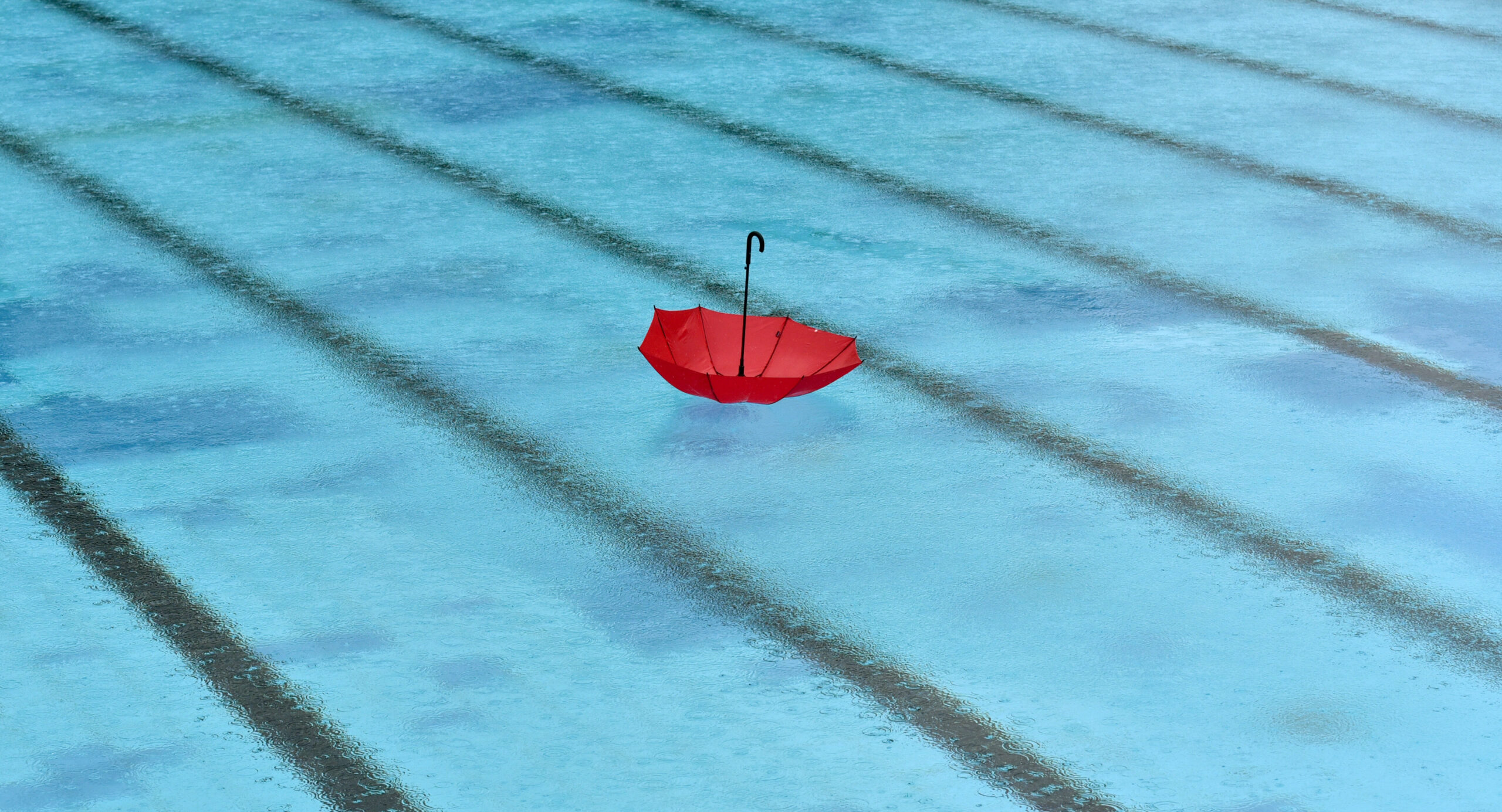 Von unten nass, von oben auch: Wenn die Temperatur stimmt, kann man im Freibad auch Regen tolerieren.