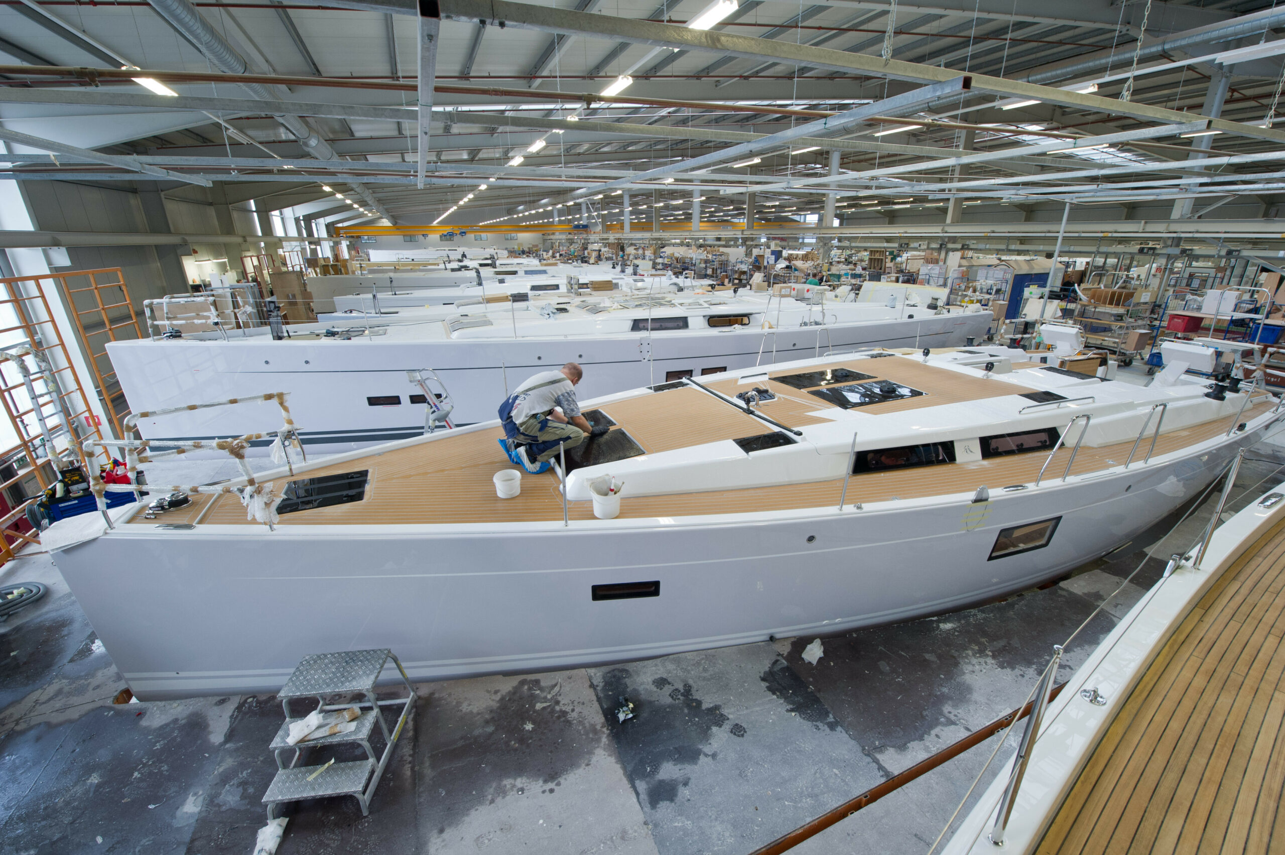 In der Firma HanseYachts AG Greifswald arbeiten Bootsbauer an Jachten des Typs „Hanse“.