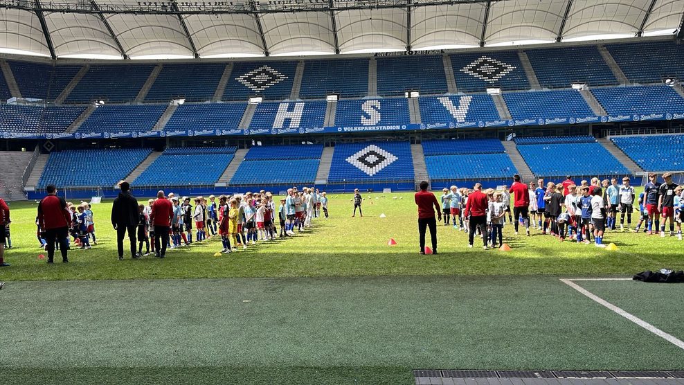 Kinder am Donnerstag auf dem neuen Rasen im Volksparkstadion.