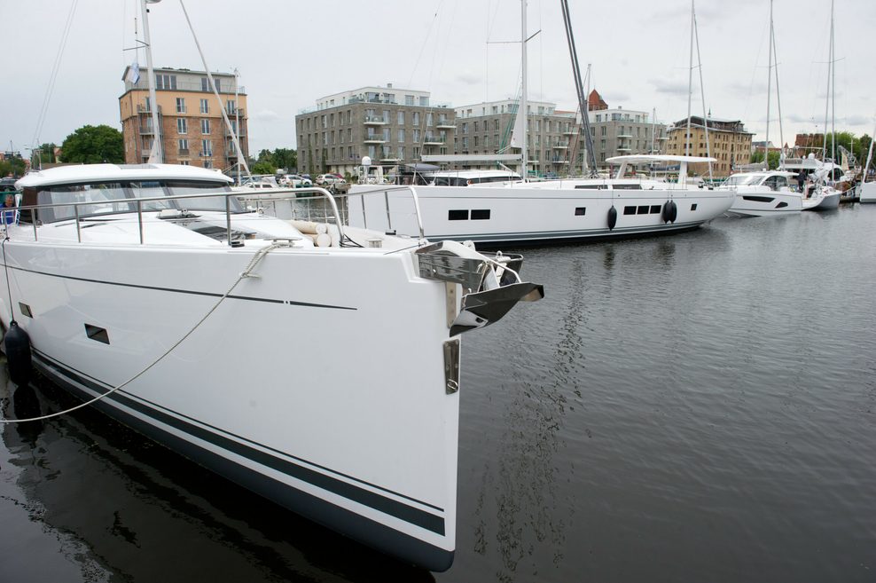 Schiffsneubauten der HanseYachts AG liegen am Ausrüstungskai in Greifswald. (Archivbild)