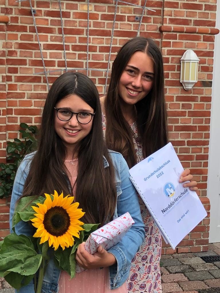 Carlotta (r.) mit ihrer kleinen Schwester Matilda bei deren Abschlussfeier der Grundschule im Sommer 2022.