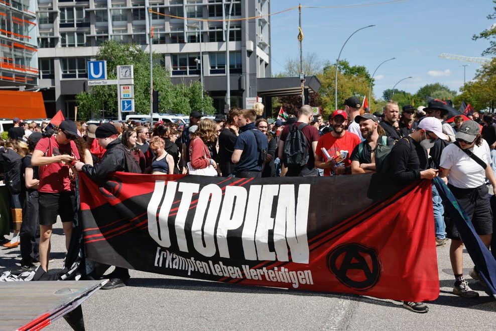 Demonstranten versammeln sich am Berliner Tor.