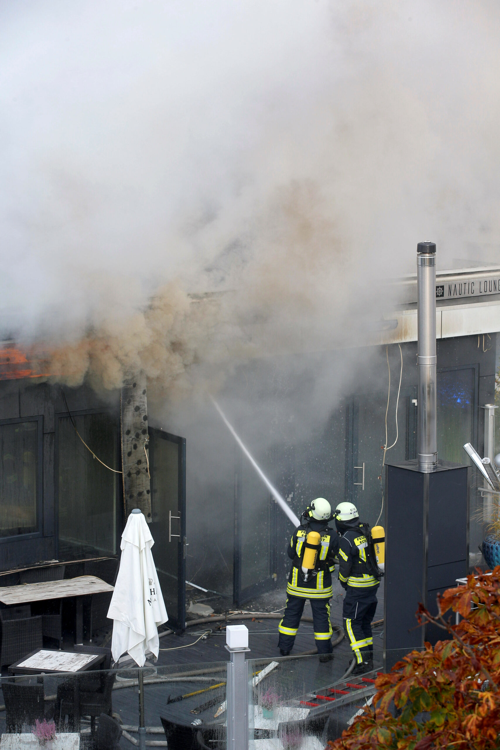 Feuerwehrleute bekämpfen einen Brand in Timmendorfer Strand (Archivfoto).