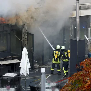 Feuerwehrleute bekämpfen einen Brand in Timmendorfer Strand (Archivfoto).