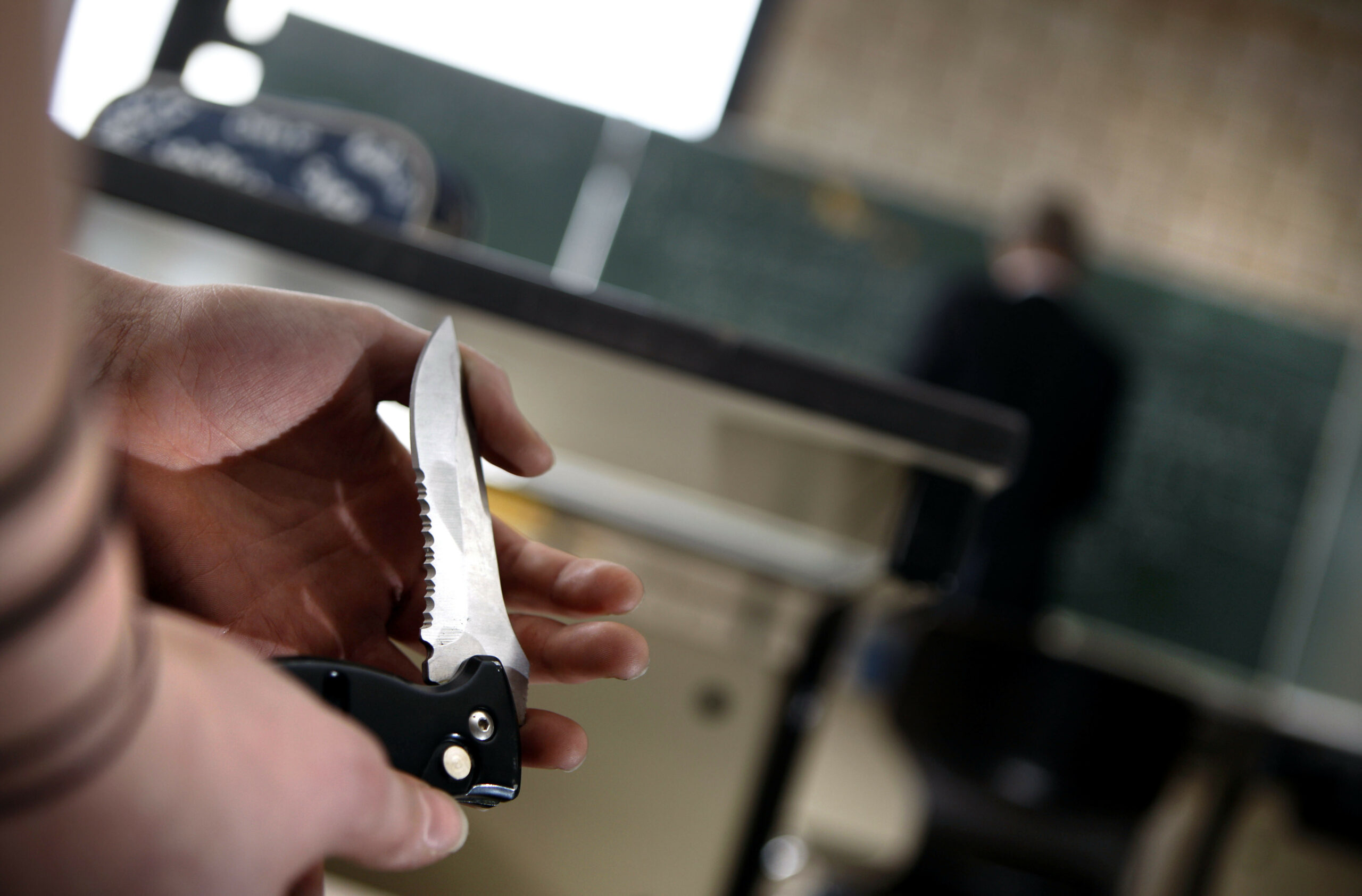 Eine Schülerin zeigt an einem Gymnasium während des Unterrichts ihr Klappmesser. Jugendministerin Karen Prien (CDU) äußerte sich bestürzt über die jüngsten Fälle von Messergewalt an Schulen.