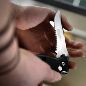 Eine Schülerin zeigt an einem Gymnasium während des Unterrichts ihr Klappmesser. Jugendministerin Karen Prien (CDU) äußerte sich bestürzt über die jüngsten Fälle von Messergewalt an Schulen.