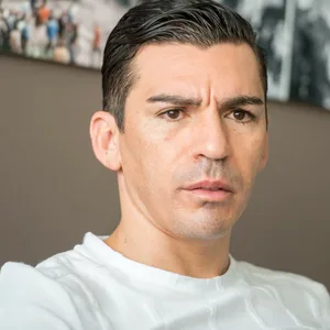 Lucio schaut streng