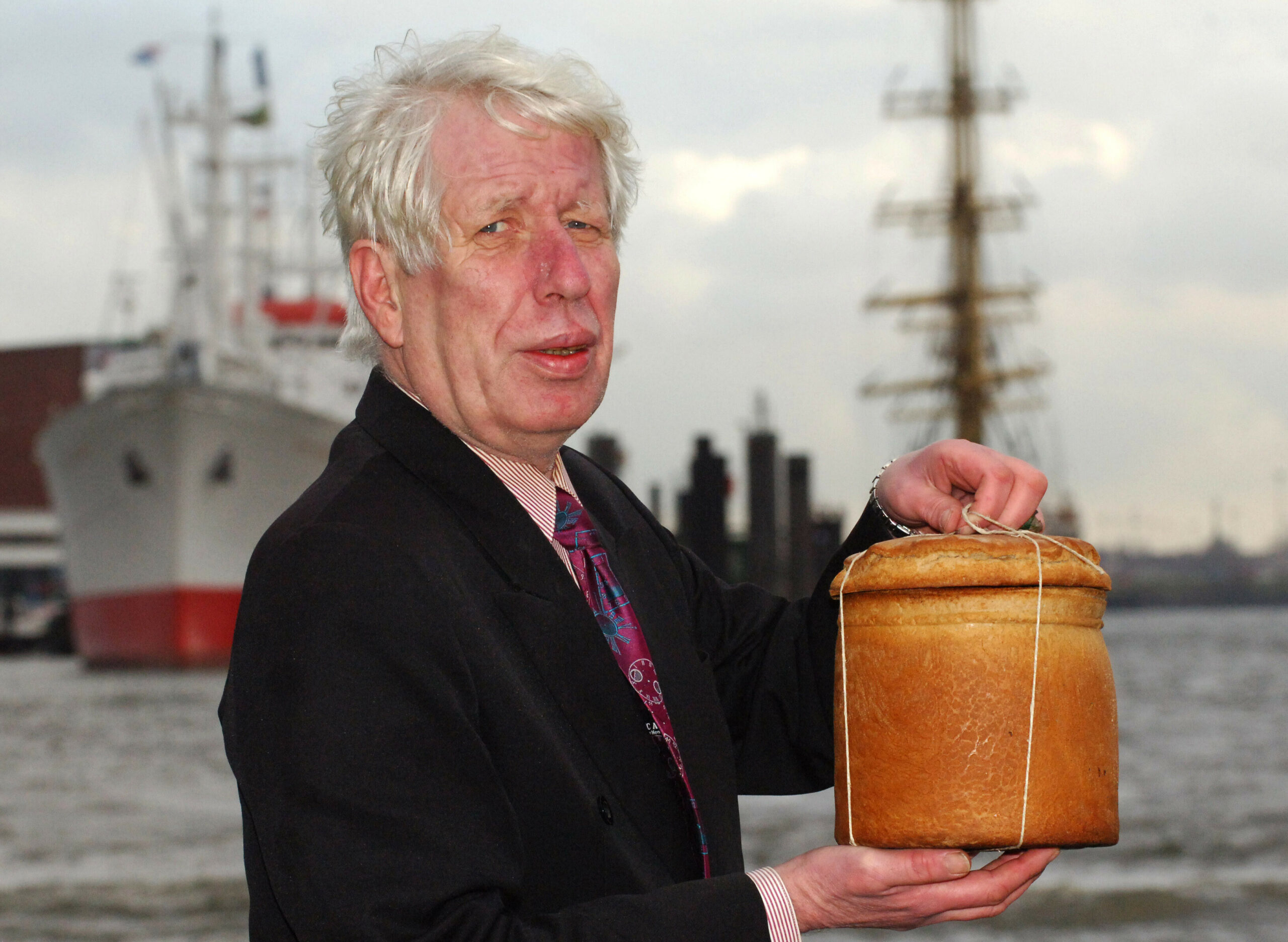 Broder Drees mit „Brot-Urne“