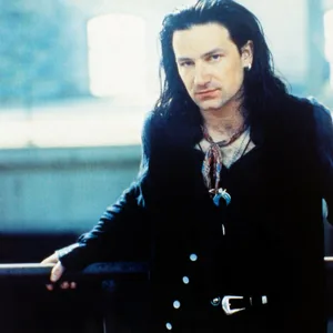 Bono im Jahr 1988 mit langen Haaren