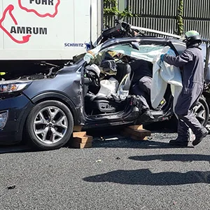 In dem Pkw auf der A25 in Hamburg-Curslack sind zwei Personen eingeklemmt.