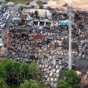Ein Bild der Verwüstung: Der Recyclinghof in Hatten bei Oldenburg nach dem Großbrand.