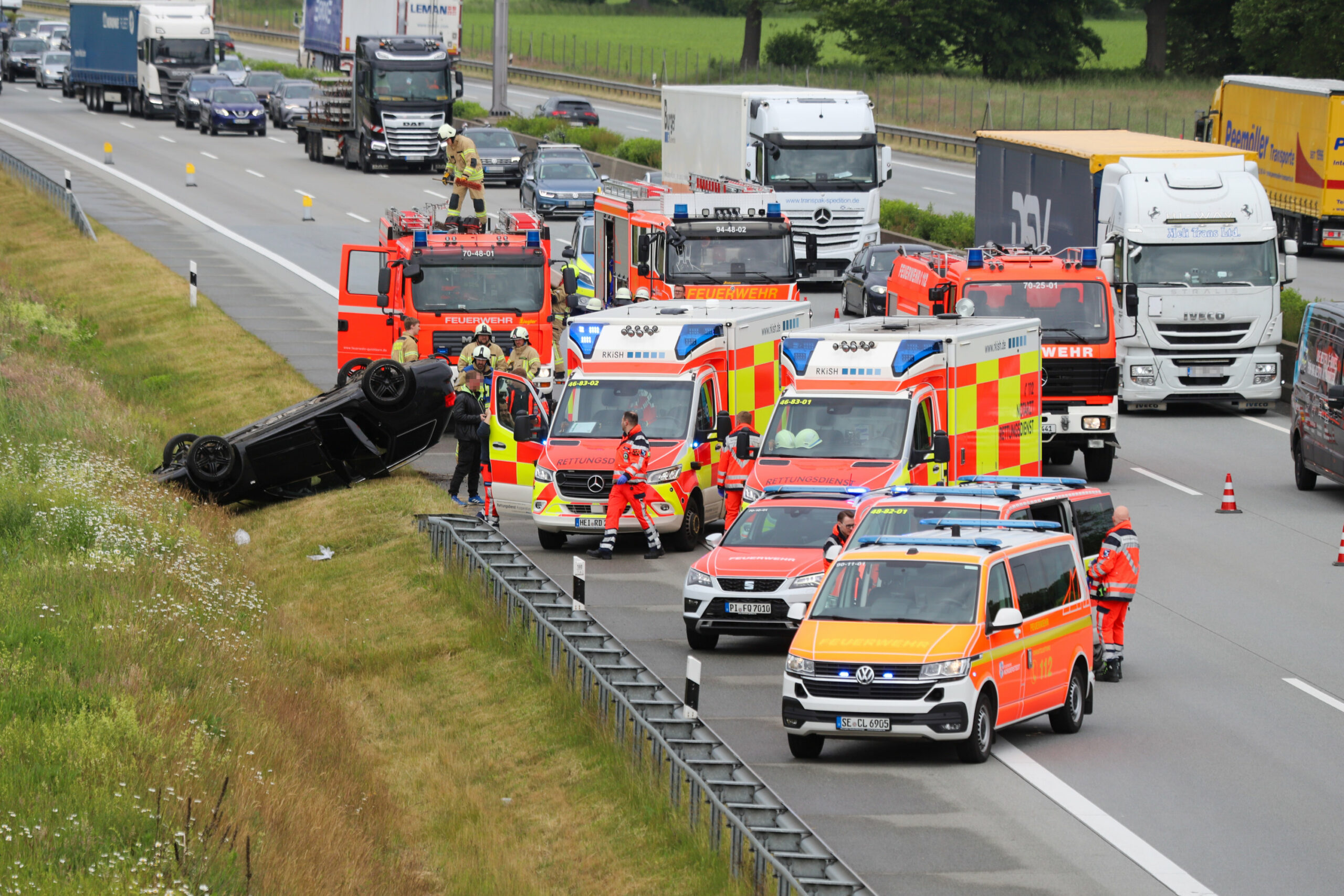 Nachdem sich ein Wagen auf der A7 überschlagen hat, bildete sich in Richtung Hamburg schnell ein kilometerlanger Stau.