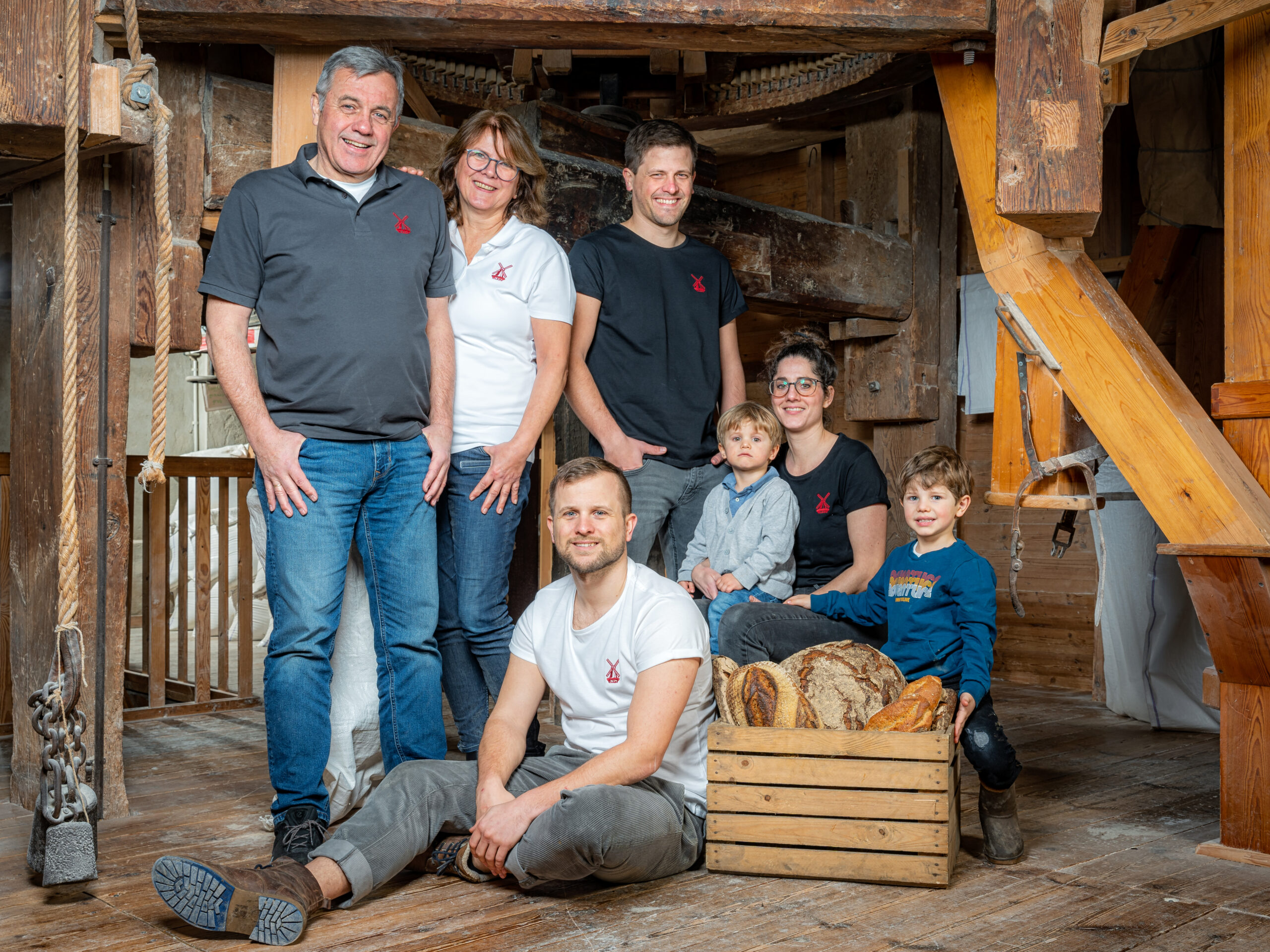 Die 5.,6. und 7. Generation der Familie Lessau: Der aktuelle Inhaber Tim Lessau (m.) mit seinem Bruder (m.u.), Frau und Kindern (r.) und seinen Eltern (l.).
