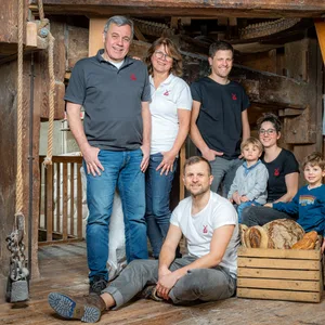 Die 5.,6. und 7. Generation der Familie Lessau: Der aktuelle Inhaber Tim Lessau (m.) mit seinem Bruder (m.u.), Frau und Kindern (r.) und seinen Eltern (l.).