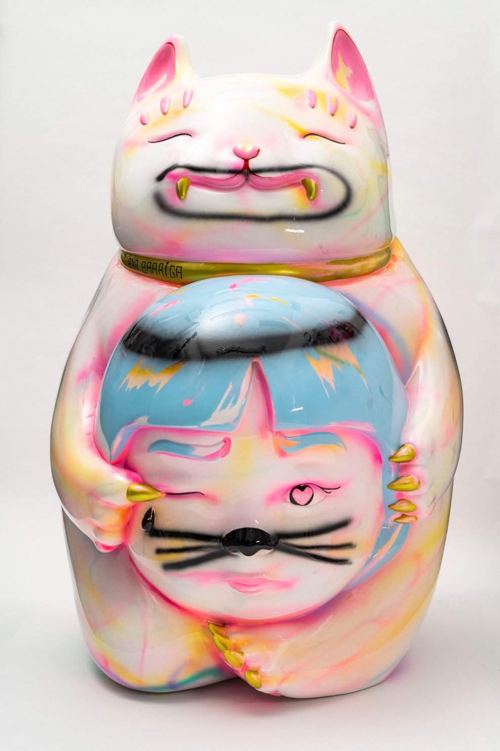 Eine bunte Beton-Figur