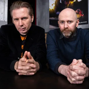 Alex Kapranos und Bob Hardy sitzen nebeneinander.