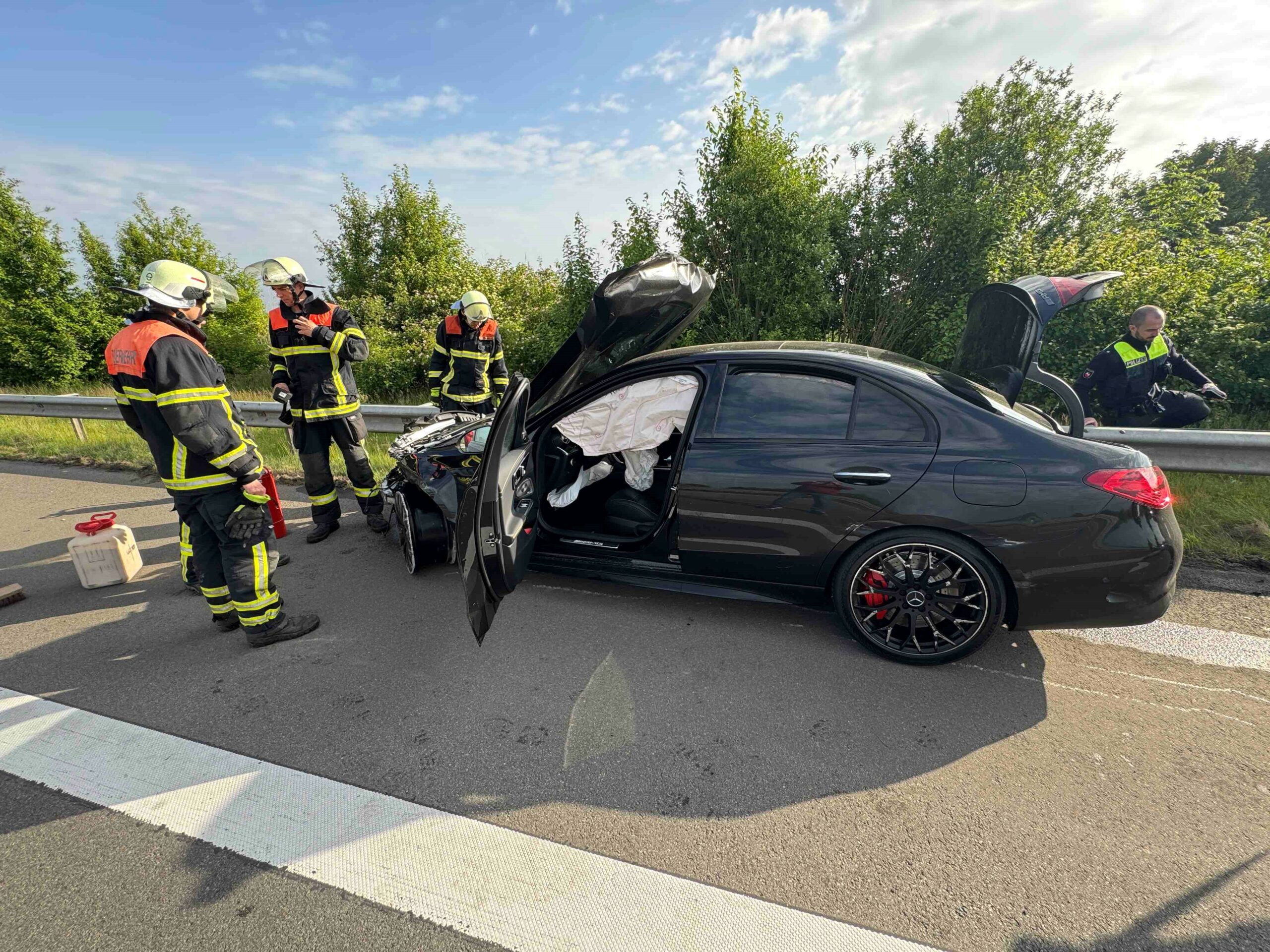 Teuer AMG-Mercedes verunglückt auf A26 bei Jork – Autobahn nach Hamburg gesperrt