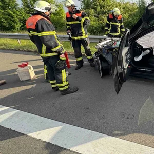 Teuer AMG-Mercedes verunglückt auf A26 bei Jork – Autobahn nach Hamburg gesperrt