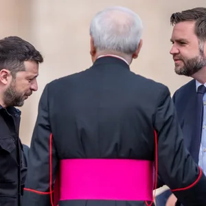 Der ukrainische Präsident Wolodymyr Selenskyj (l.) und US-Vizepräsident JD Vance (r.) in Rom.