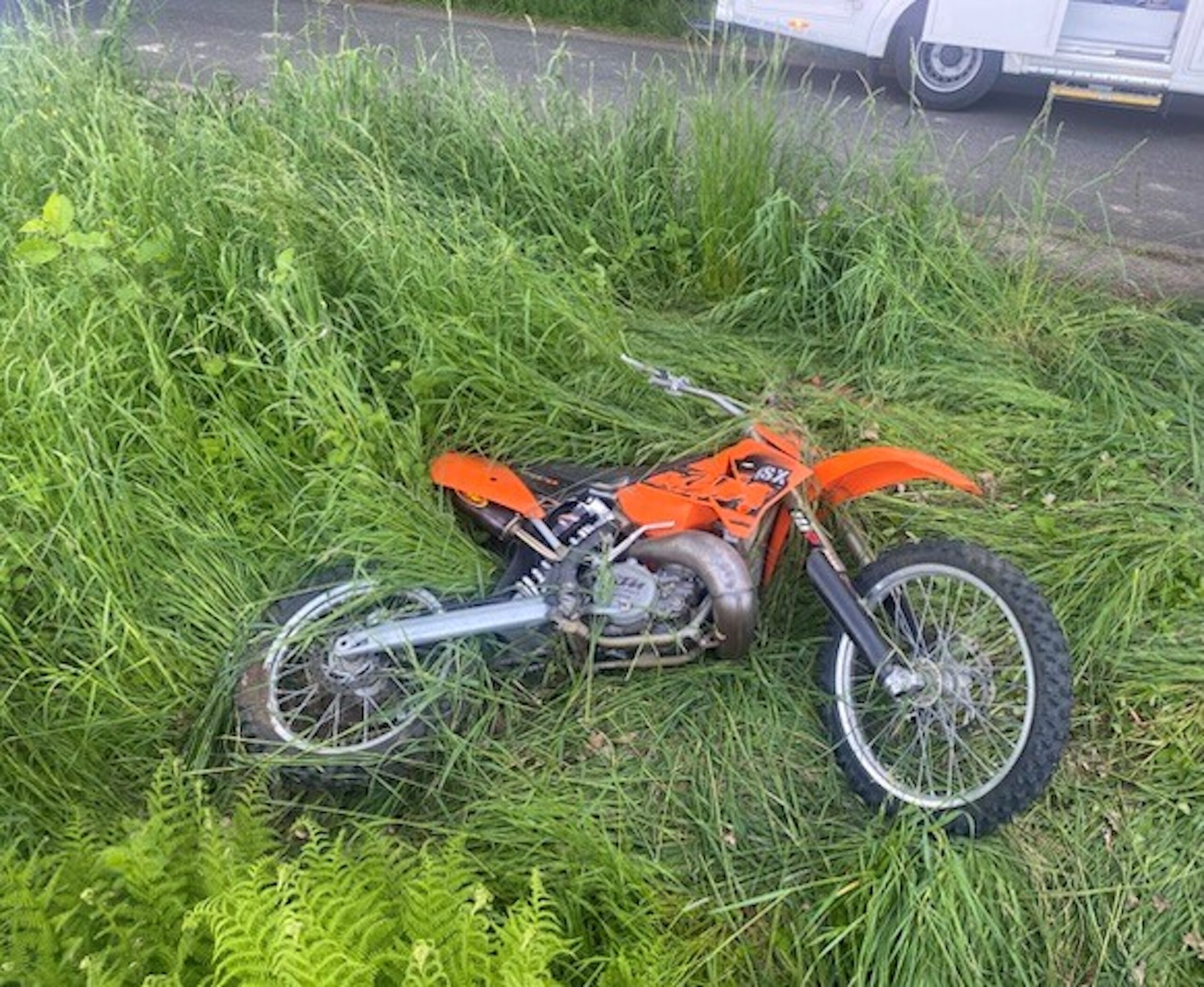 Die beiden jungen Männer stürzten nach der Attacke mit dem Motorrad auf den Grünstreifen.