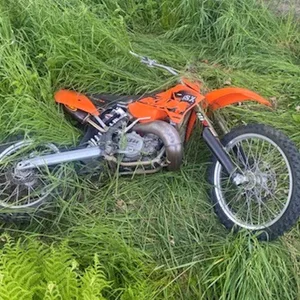 Die beiden jungen Männer stürzten nach der Attacke mit dem Motorrad auf den Grünstreifen.