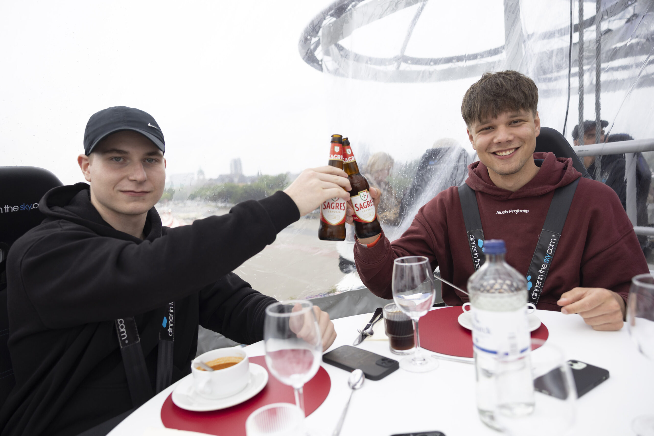 Laurin S. (l.) und Clemens K. (r.) genießen die Vorzüge der offenen Bar.