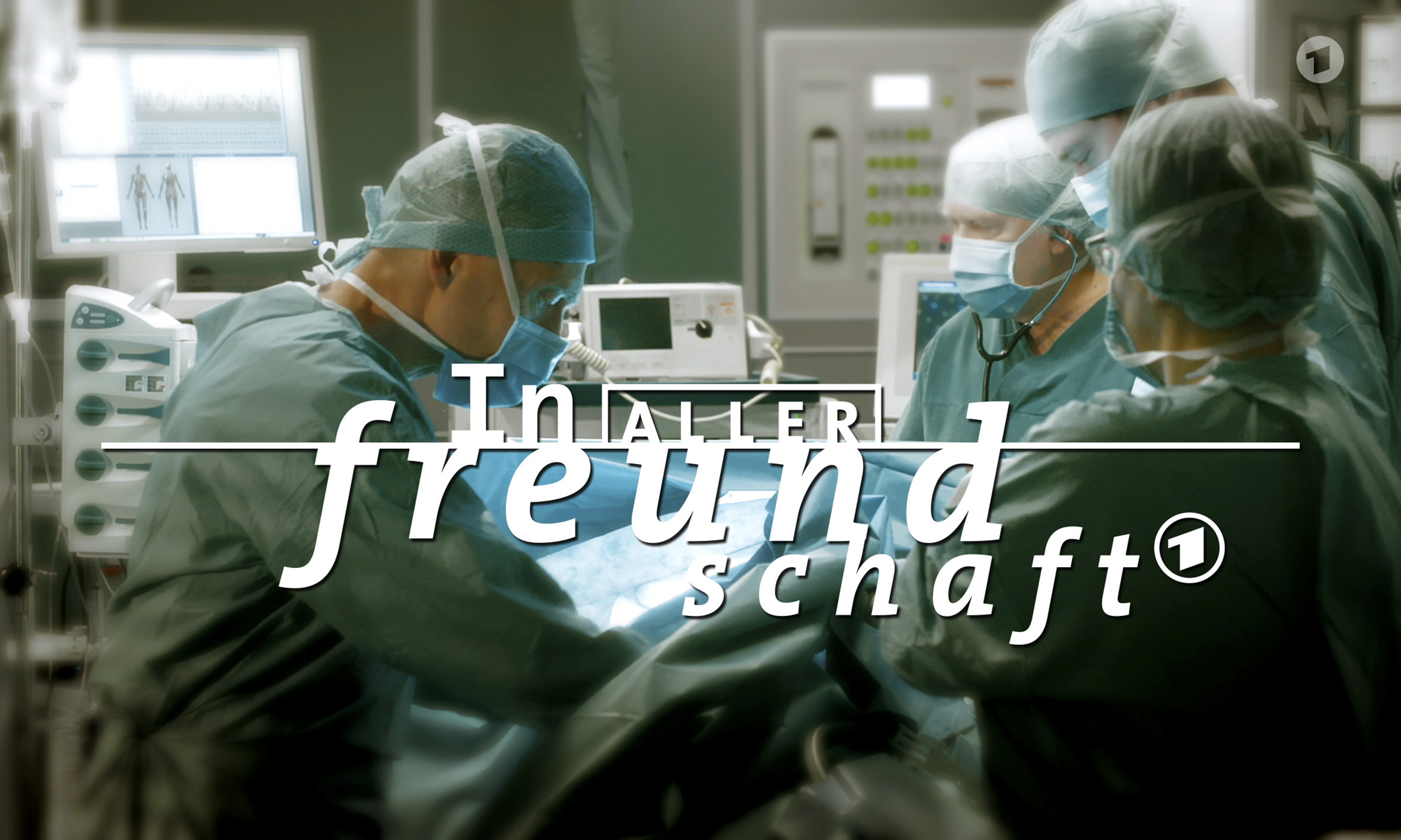 Das Logo der Sendung „In aller Freundschaft“ ist vor einer Operationsszene zu sehen.
