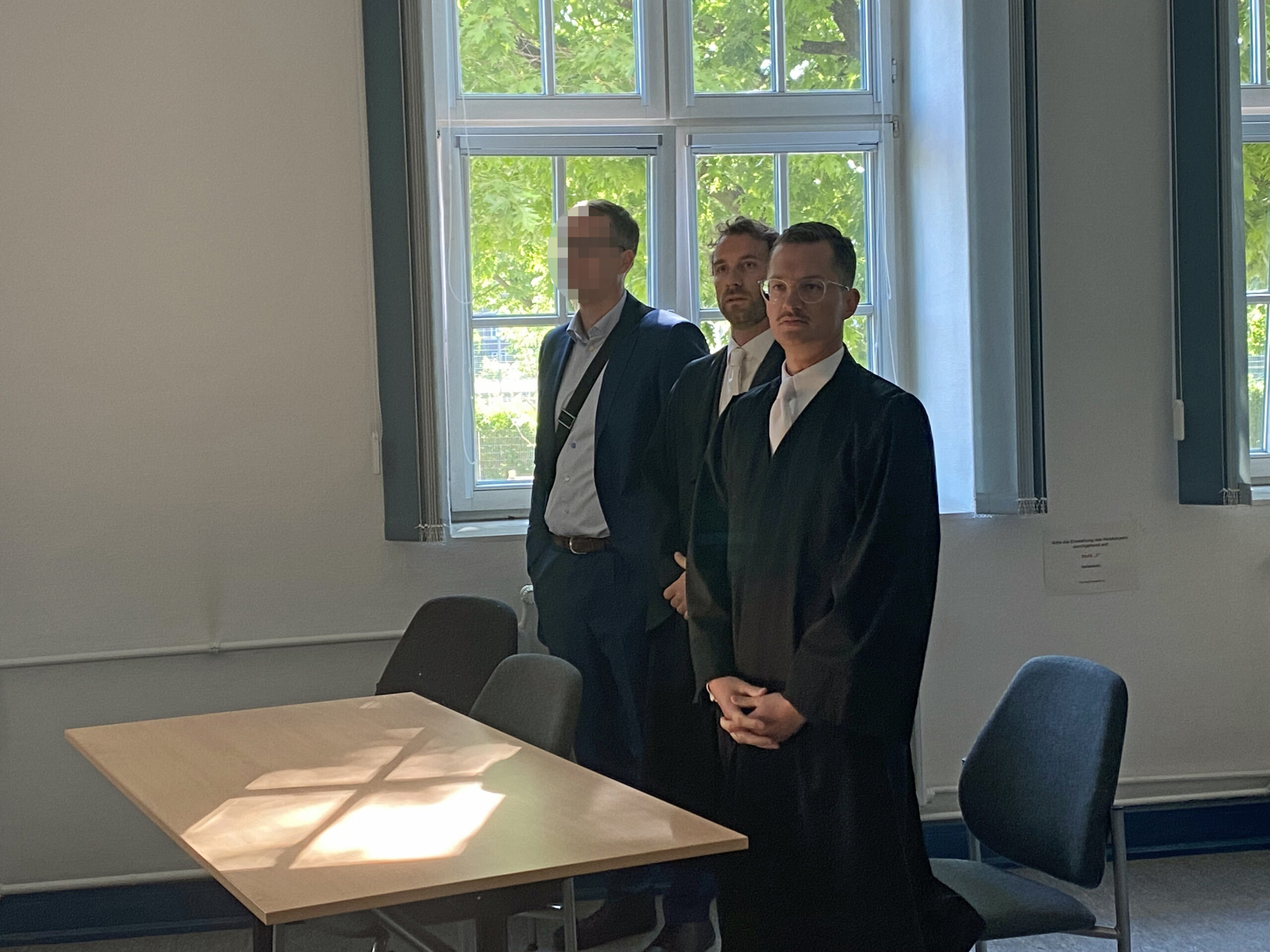 Der gefeuerte UKE-Professor und seine Anwälte.